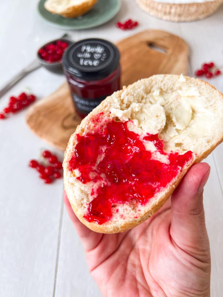 Johannisbeermarmelade auf Brötchen