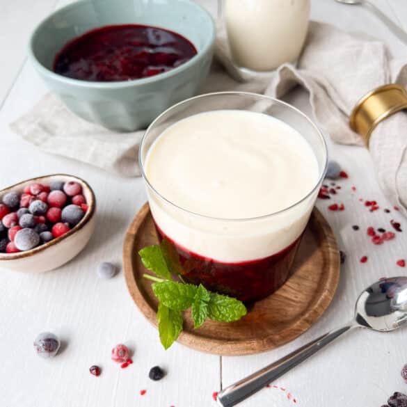 Rote Grütze im Glas