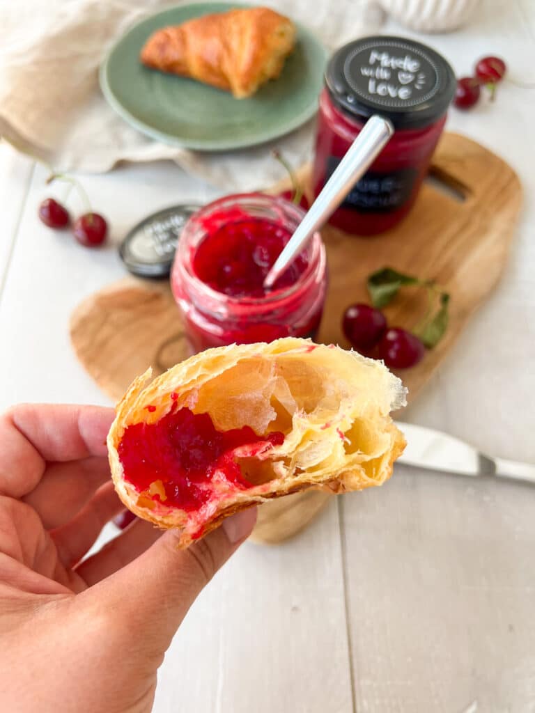 Sauerkirschmarmelade mit Croissant