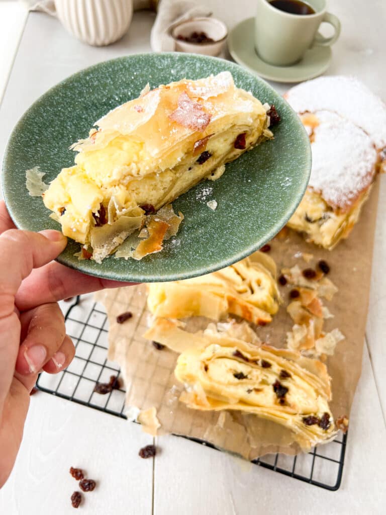 Topfenstrudel auf Teller