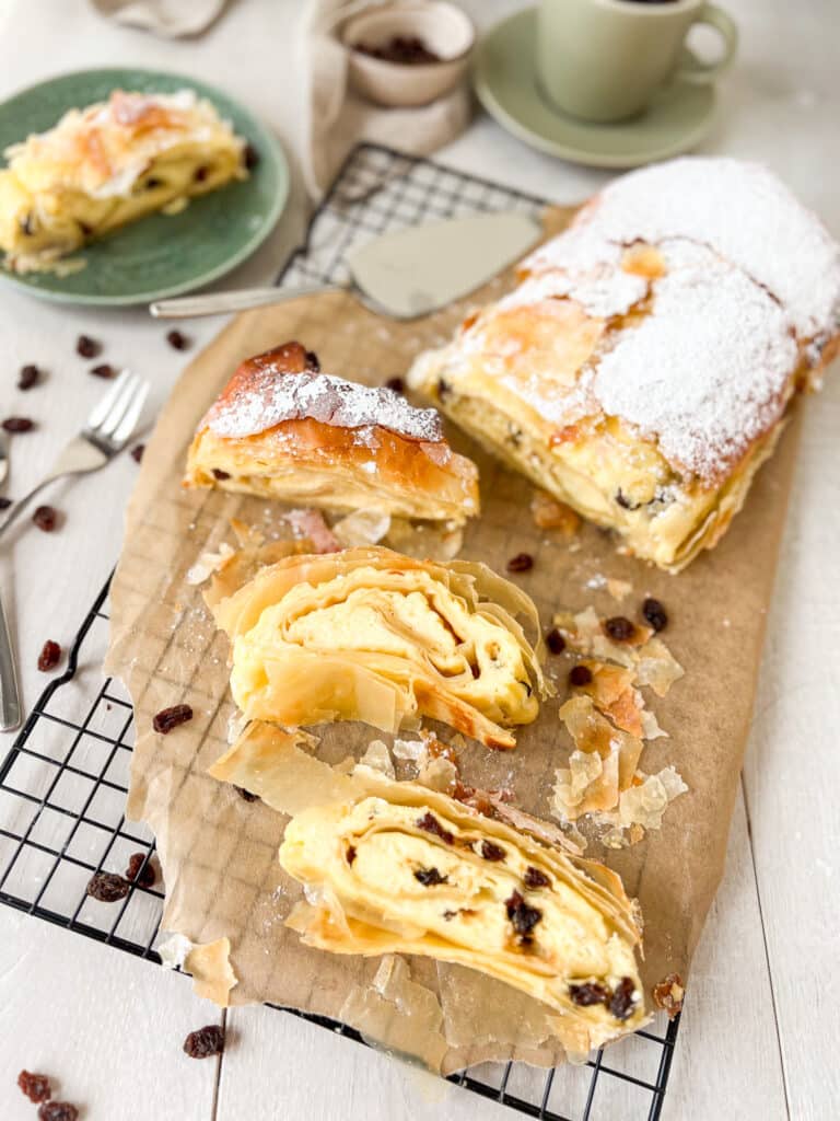 Topfenstrudel mit Rosinen