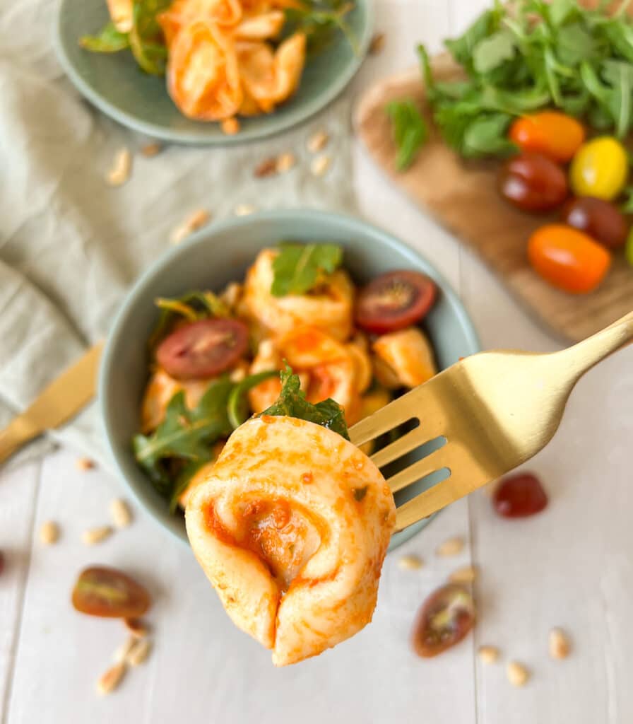 Tortellinisalat mit Gabel