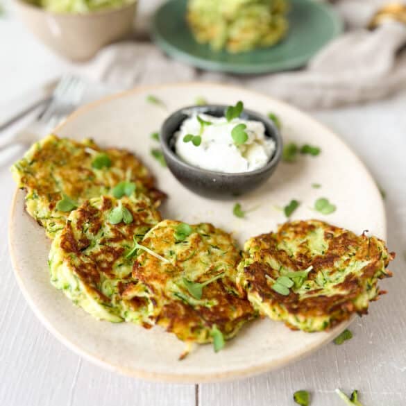 Zucchinipuffer mit Kräuterquark