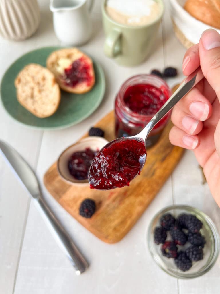 Brombeermarmelade auf Löffel