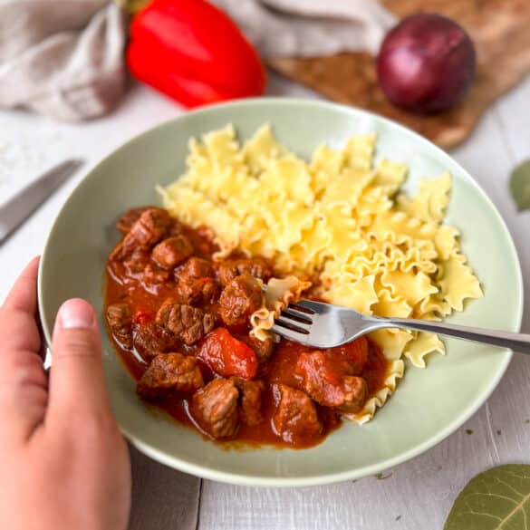 Rindergulasch mit Gabel