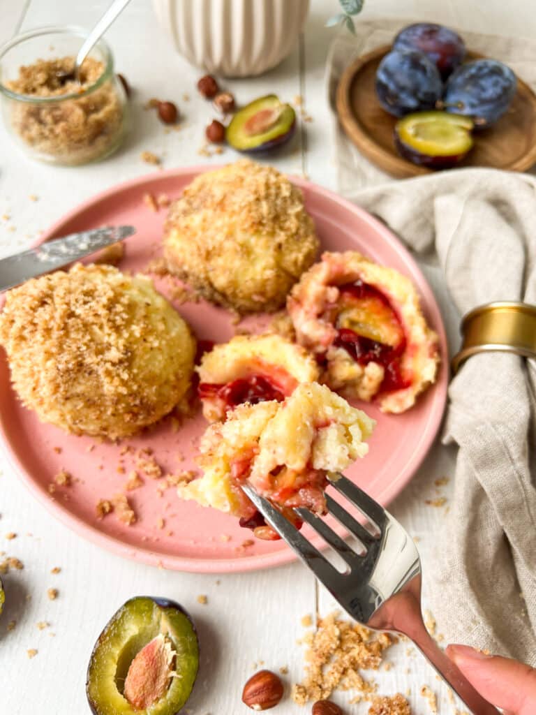 Zwetschgenknödel mit Gabel