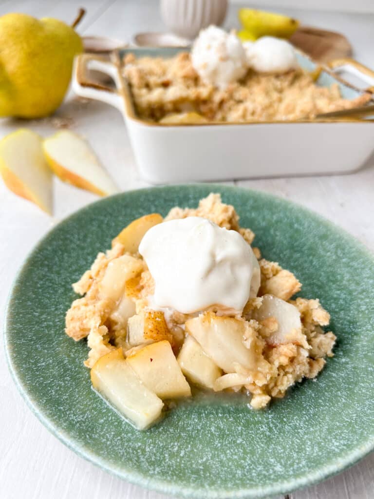 Birnen Crumble auf Teller