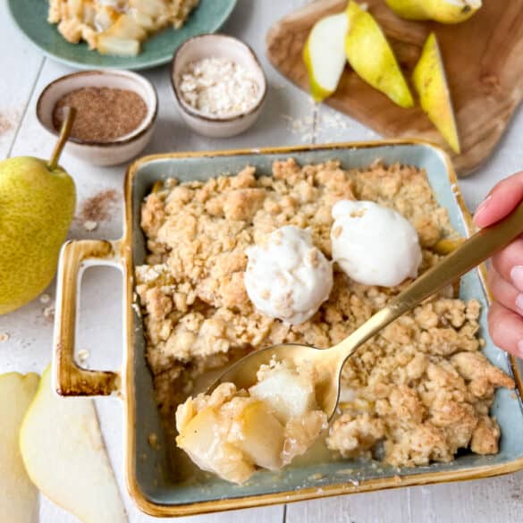 Birnen Crumble mit Löffel