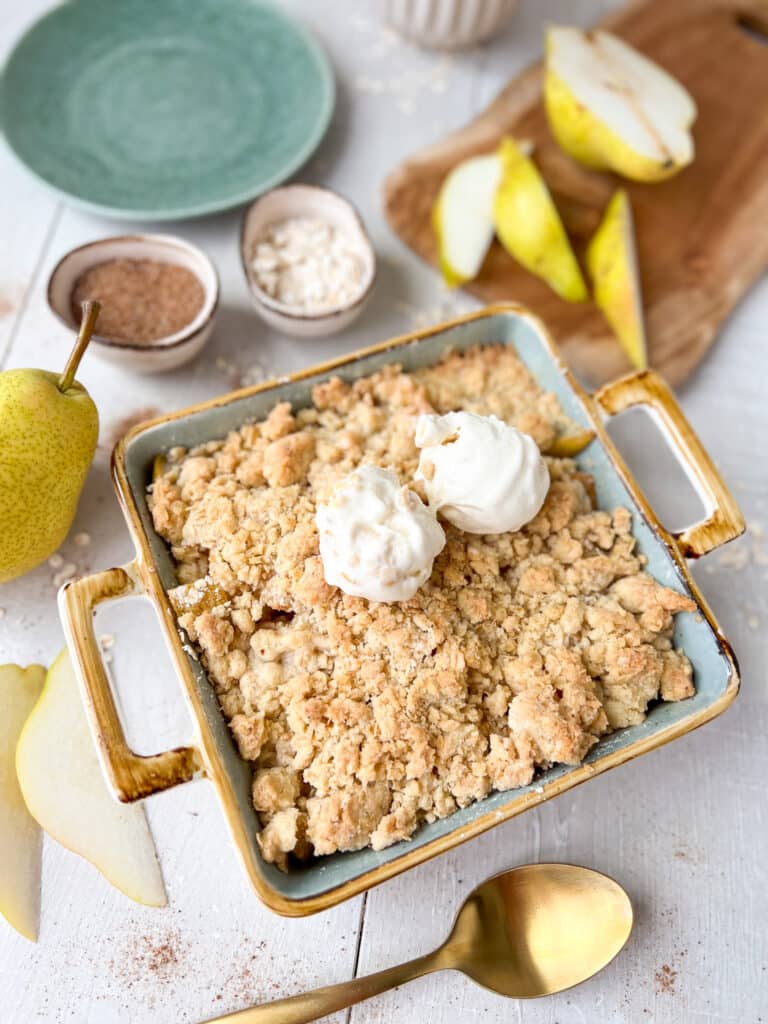 Birnen Crumble mit Vanilleeis