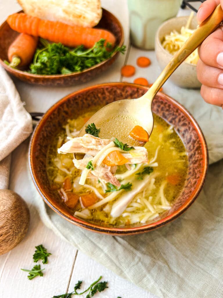 Hühnersuppe mit Löffel