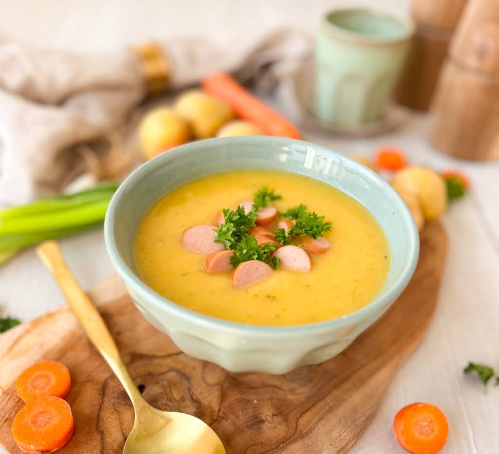 Kartoffelsuppe mit Würstchen angerichtet