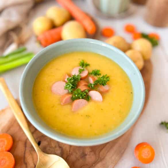 Kartoffelsuppe mit Würstchen in Schüssel