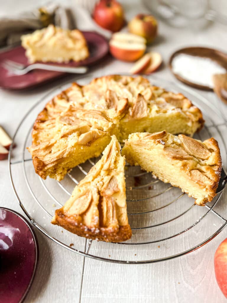 Veganer Apfelkuchen angeschnitten