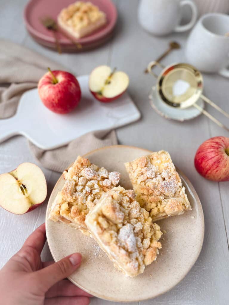 Apfel-Käsekuchen auf Teller