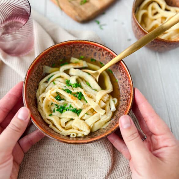 Flädlesuppe in Schüssel