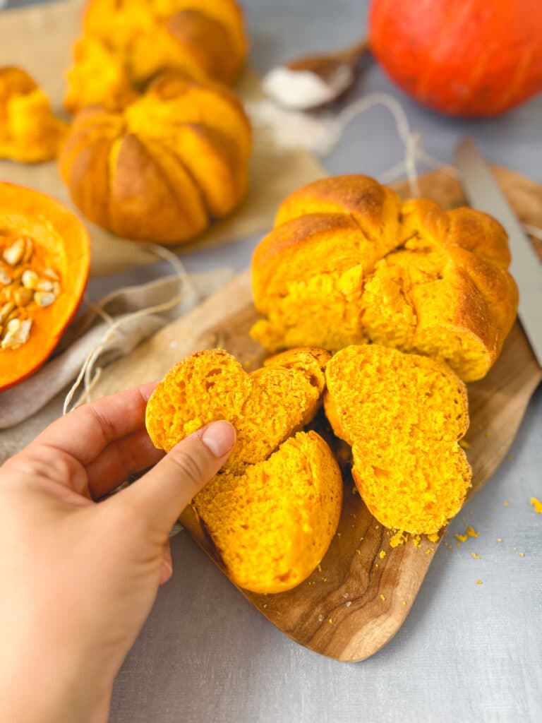 Kürbisbrot mit Hand