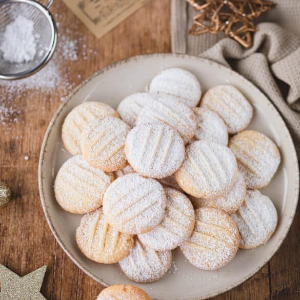 Puddingplätzchen mit Puderzucker