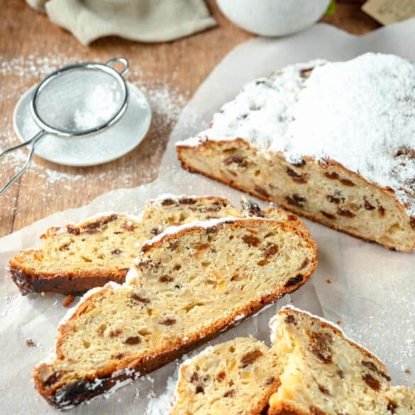 Quarkstollen angeschnitten