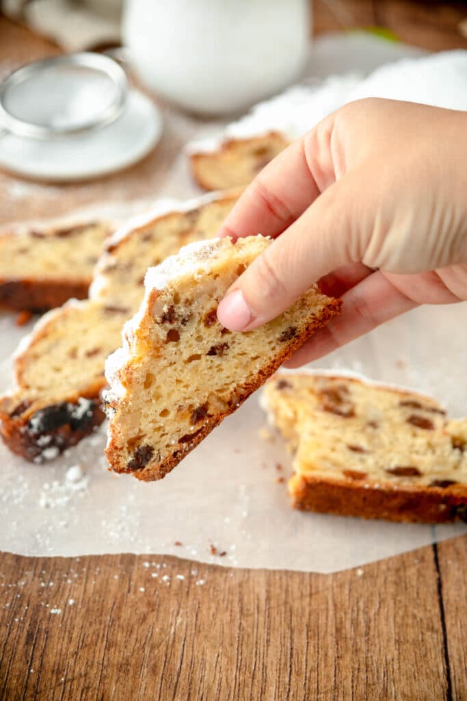 Quarkstollen mit Hand