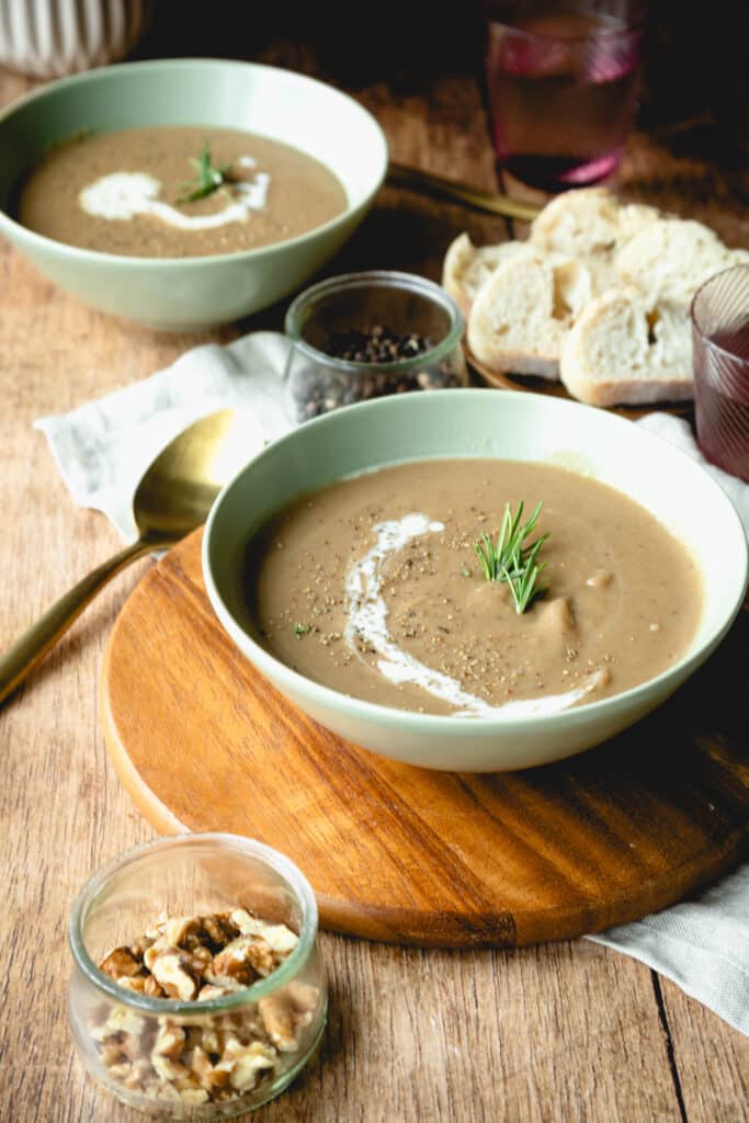 Maronensuppe angerichtet