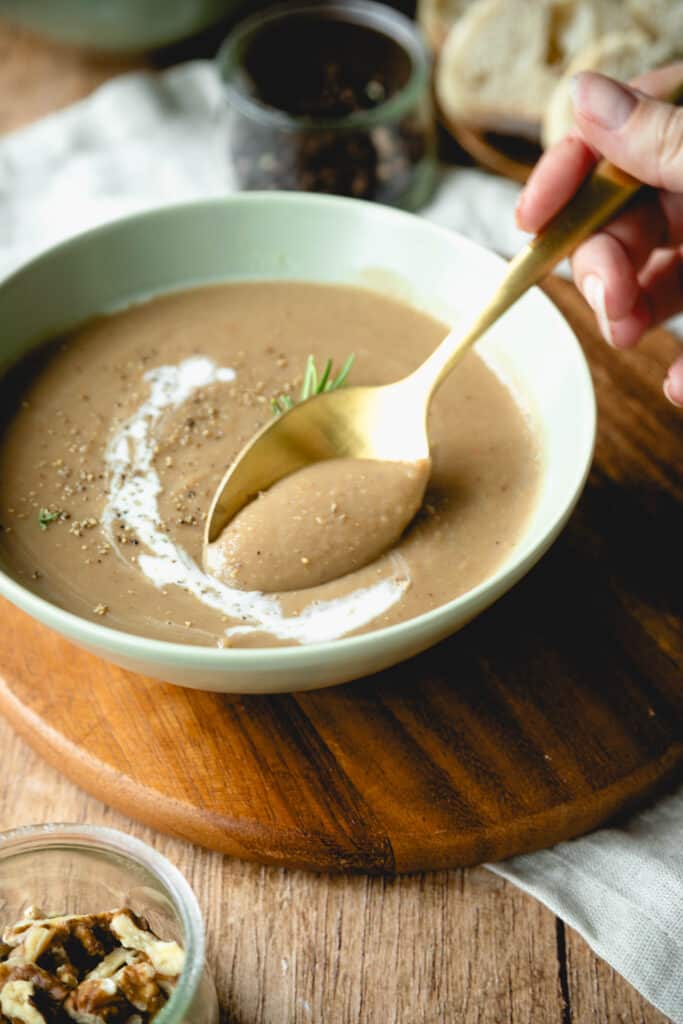 Maronensuppe mit Löffel