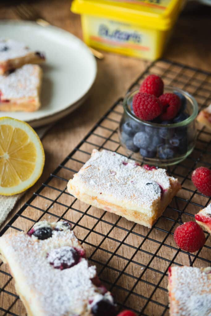 Zitronenschniten mit Beeren