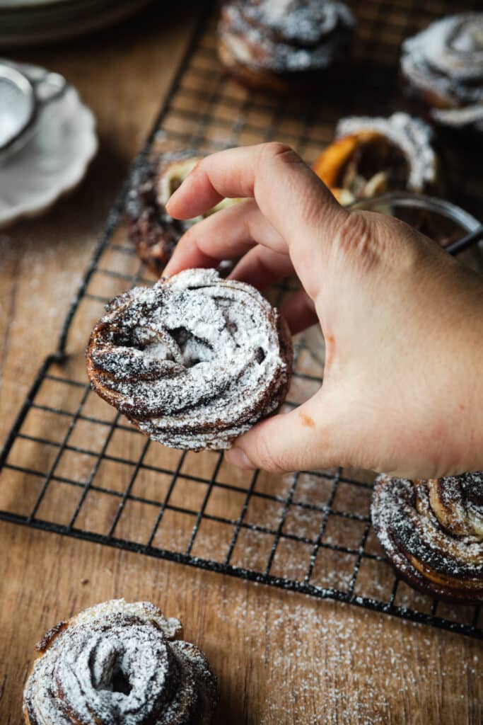 Cruffins in der Hand