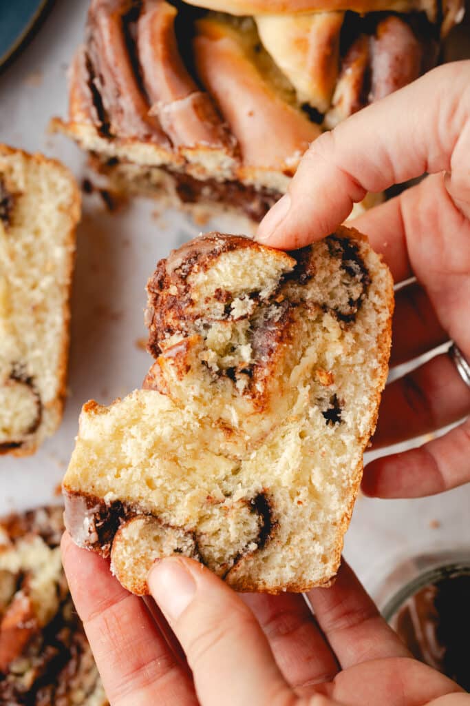 Schoko Babka in der Hand