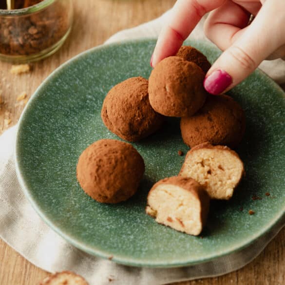 Tiramisu Bällchen mit Hand