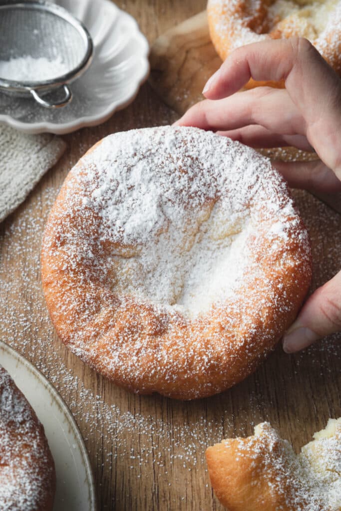 Ausgezogene Krapfen mit Hand