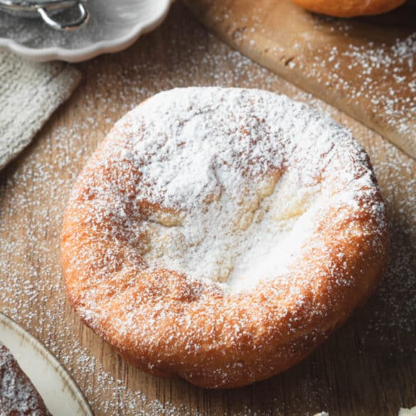 Ausgezogene Krapfen mit Puderzucker