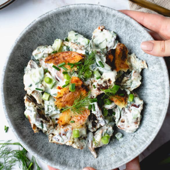 Crunchy Kartoffelsalat mit Händen