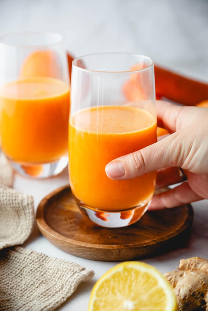 Orange Power Juice mit Hand