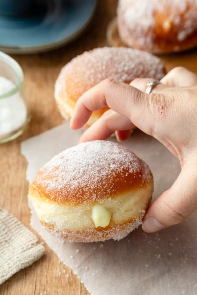 Vanillekrapfen mit Hand