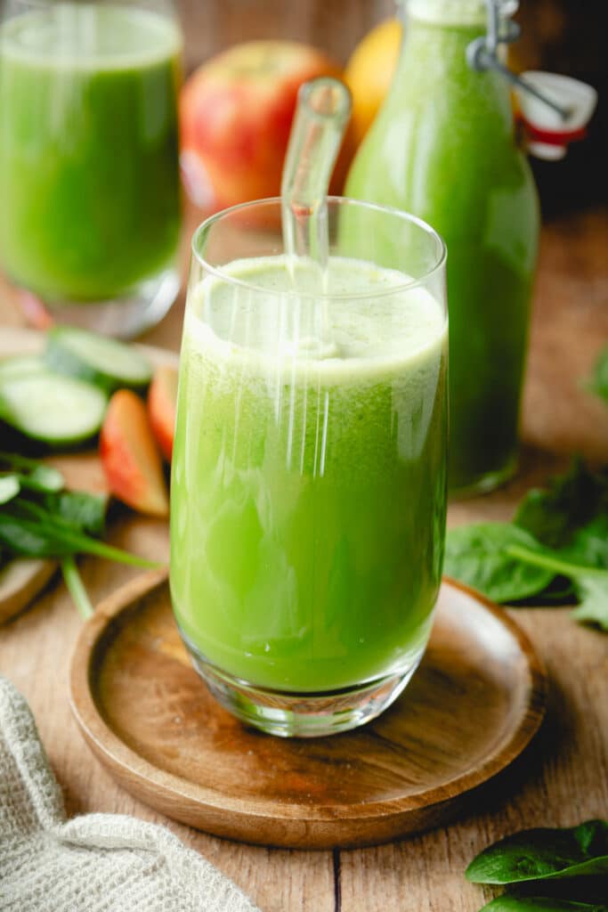 Green Energy Juice mit Strohhalm