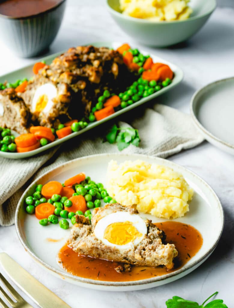 Hackbraten mit Ei angerichtet