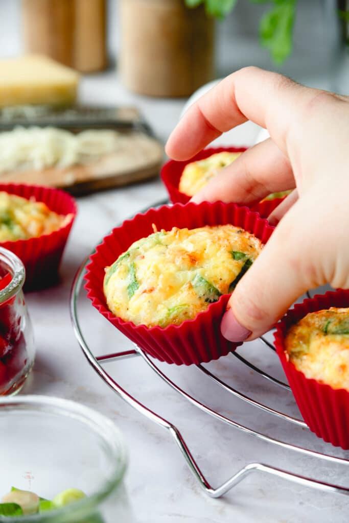 Rührei Muffins mit Hand