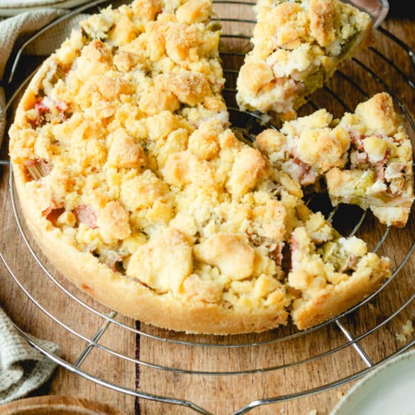 Rhabarberkuchen mit Streuseln Stück