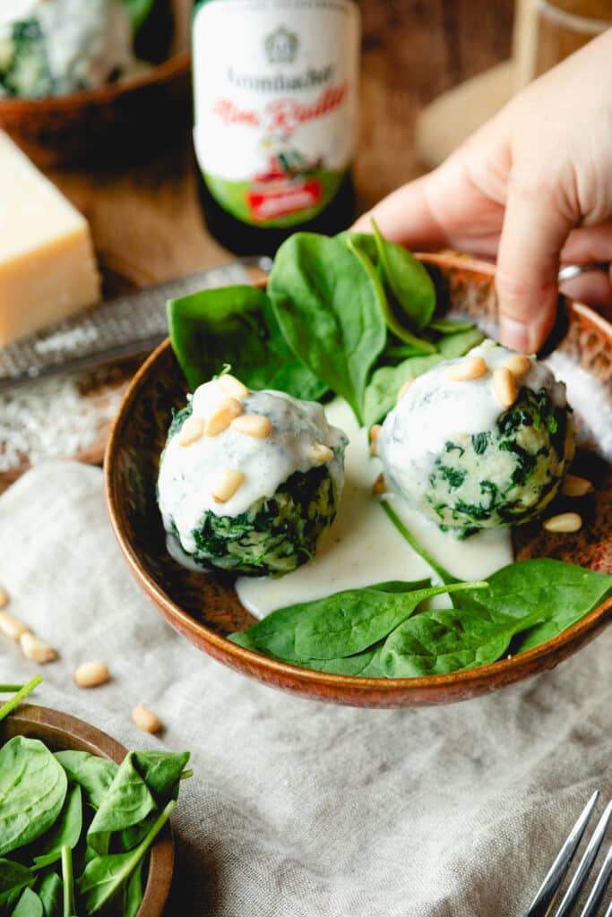 Spinatknödel auf Teller