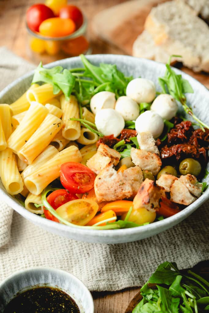 Italienische Salatbowl in Schüssel