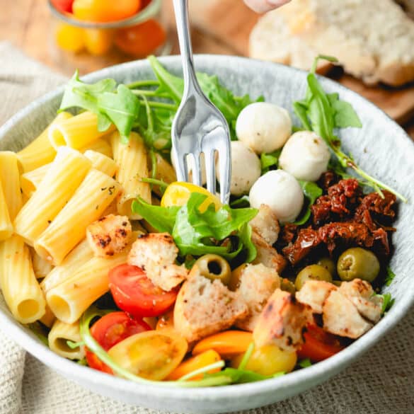 Italienische Salatbowl mit Gabel