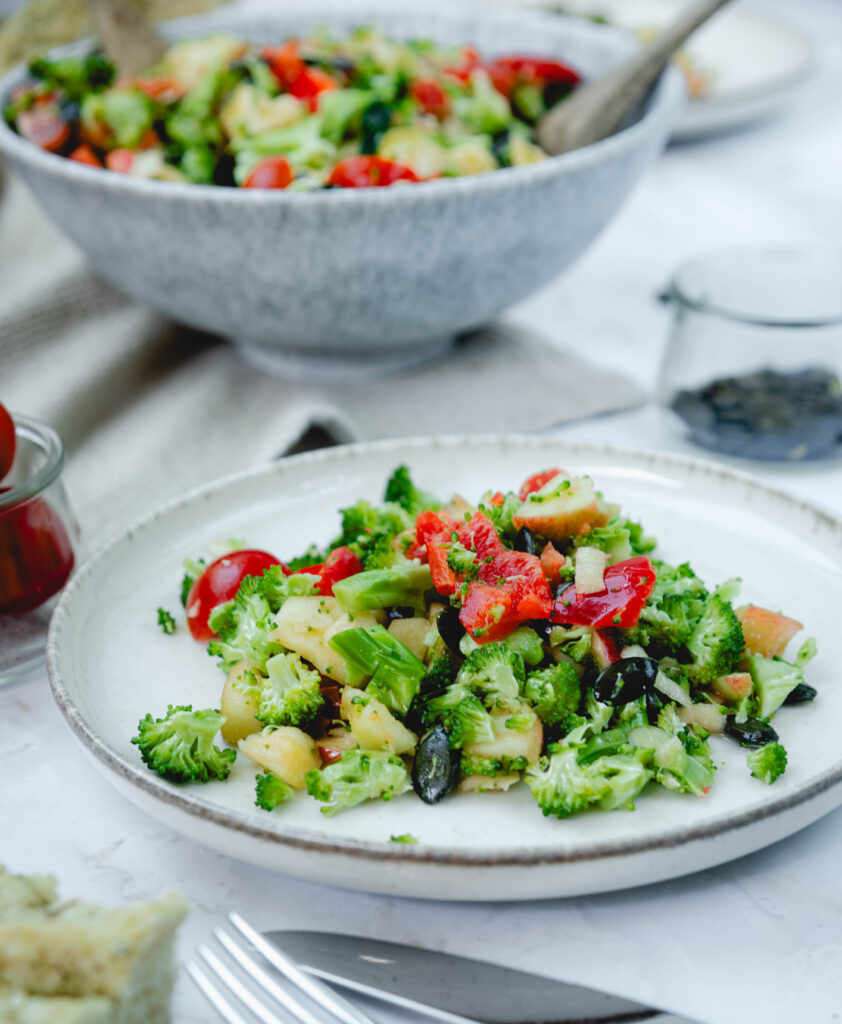 Brokkolisalat auf Teller