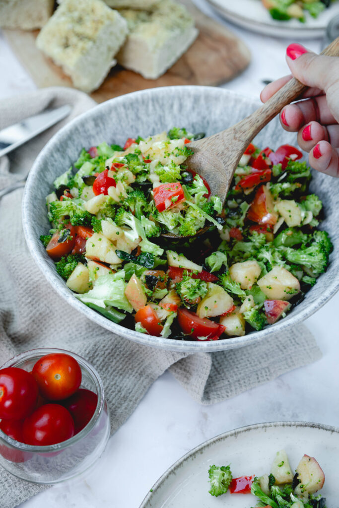 Brokkolisalat mit Salatbesteck