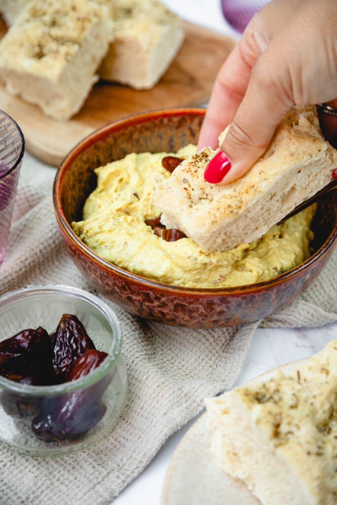 Dattel-Curry-Dip mit Brot