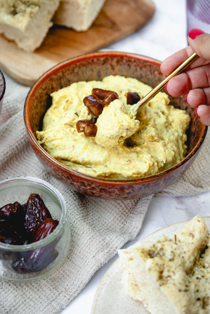 Dattel-Curry-Dip mit Löffel