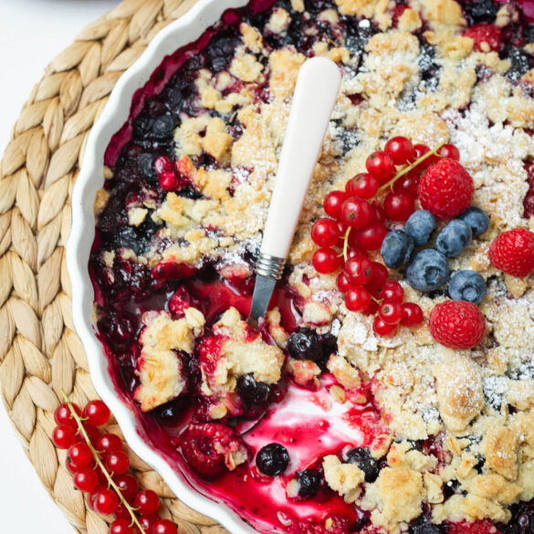 Beeren Crumble mit Löffel