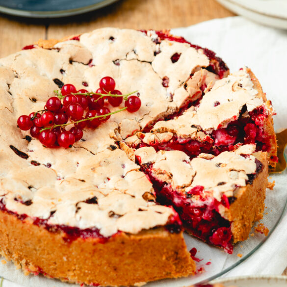 Johannisbeerkuchen mit Baiser angeschnitten