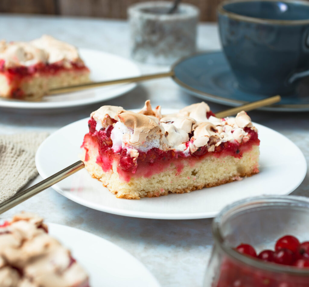 Johannisbeerkuchen vom Blech mit Baiser Stück