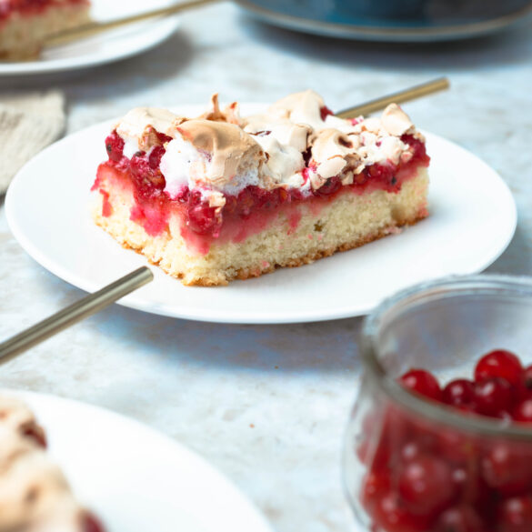 Johannisbeerkuchen vom Blech mit Baiser angerichtet