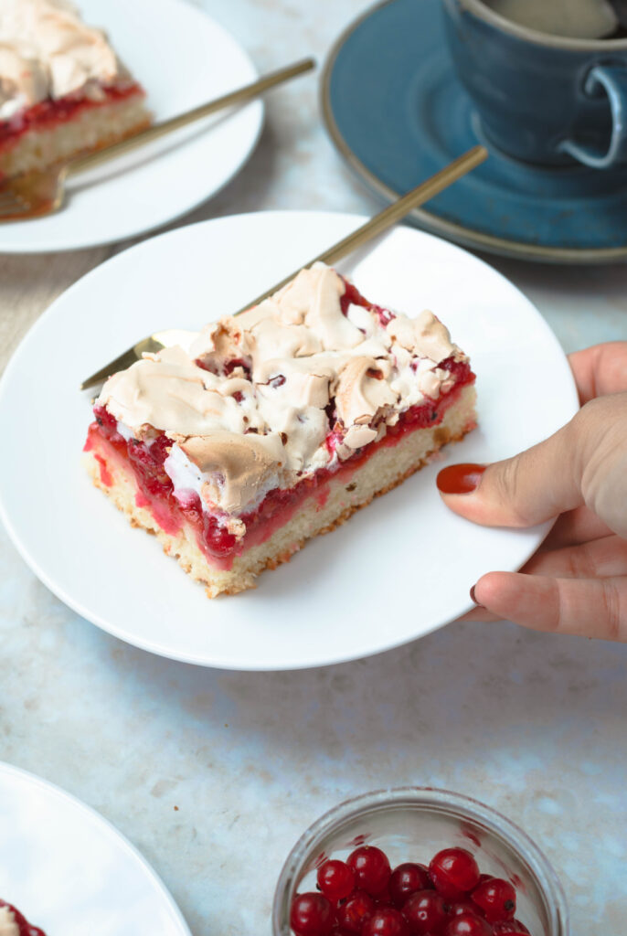 Johannisbeerkuchen vom Blech mit Baiser auf Teller